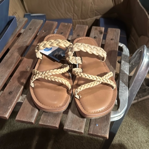 Universal thread new with tags light tan sandals. Crisscross strap. Size 7 1/2.​ - Picture 1 of 6
